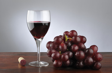 wineglass cork and grapes