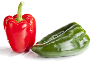 poivron rouge et vert sur fond blanc