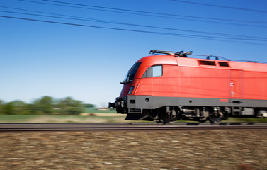 Zug auf Eisenbahnschienen © Gina Sanders