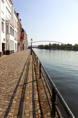 Fototapeta premium Uferpromenade an der Maas in Maastricht
