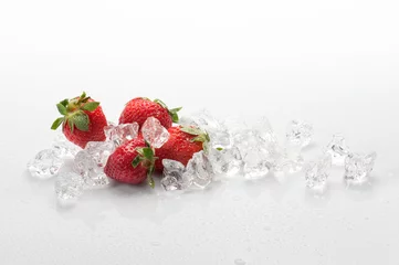 Keuken spatwand met foto bevroren aardbeien met ijsblokjes © winston