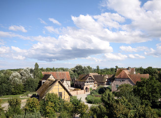 Fototapeta na wymiar paesaggio con vecchio villaggio in campagna