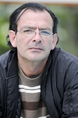 Primer plano de un hombre  feliz