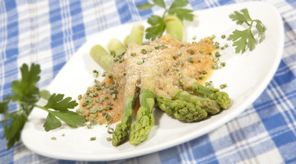 Grüner Spargel mit Butterbrösel© Herby Meseritsch