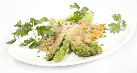 Grüner Spargel mit Butterbrösel© Herby Meseritsch