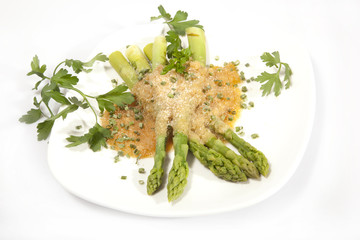 Grüner Spargel mit Butterbrösel© Herby Meseritsch