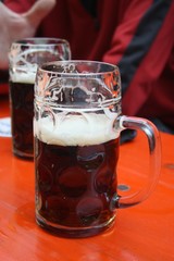 Bierkrug im Biergarten
