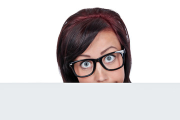 Frau mit Brille und Schild