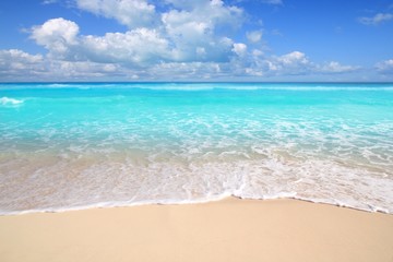 Karibischer türkisfarbener Strand perfektes Meer sonniger Tag