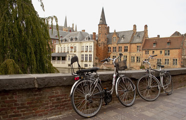 Naklejka premium Edificios de Brujas y bicicletas