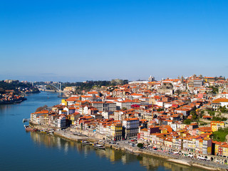 Fototapeta na wymiar panorama Puerto i rzeki Duoro, Portugalia