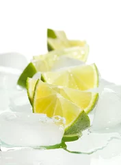 Papier Peint photo autocollant Dans la glace citrons verts et glaçons