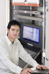 Hombre casual joven con su ordenador portátil