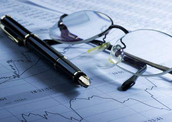 万年筆とメガネ