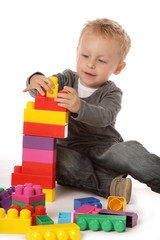 enfant jouant avec blocs plastiques