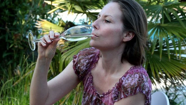 boire une fl&ucirc;te de champagne