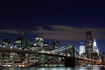 Obraz na płótnie Canvas Brooklyn Bridge w nocy, New York City