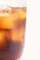 コーラ　グラス　水滴