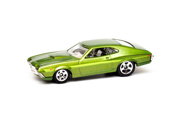 Obraz na płótnie Canvas Metal zielony samochód zabawka samodzielnie na białym tle