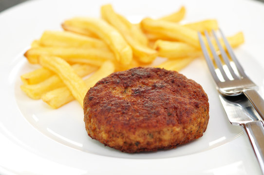 Frikadelle mit Pommes