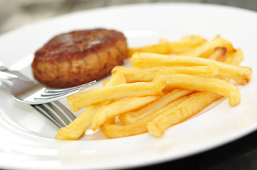 Frikadelle mit Pommes