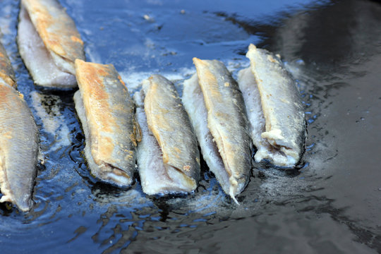 Bratheringe frisch zubereitet in &ouml;l schwimmend