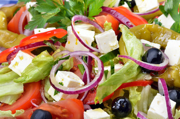 Gemischter mediterraner Salat mit Käsewürfeln