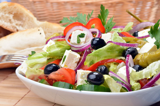 Deftiger gemischer mediterraner Salat