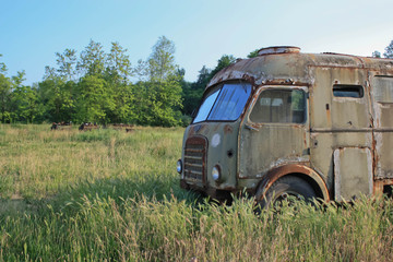 camioncino verde militare arrugginito