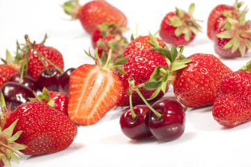 ERDBEERE UND KIRSCHE© Herby Meseritsch