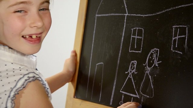 bambina alla lavagna