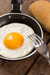 Uovo fritto e pane integrale