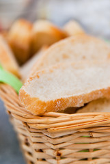 Frisches Weißbrot im Korb