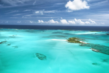 De Caribische oceaan, zandbanken en eilanden.