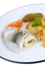 Rollmops mit Bratkartoffeln, Gurke und Tomate