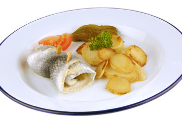 Rollmops mit Bratkartoffeln, Gurke und Tomate