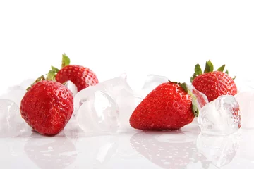 Gordijnen Aardbeien met ijsblokjes, geïsoleerd op een witte achtergrond © Jag_cz