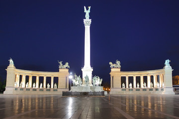 Fototapeta na wymiar Budapest Hero square by night