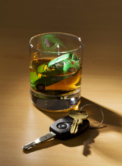 Autoschlüssel und Glas mit Alkohol