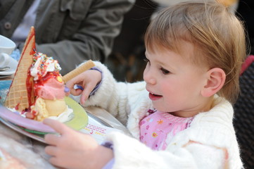 Kleinkind mit Eisbecher