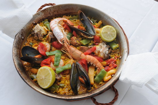 Paella mit Meeresfr&uuml;chten