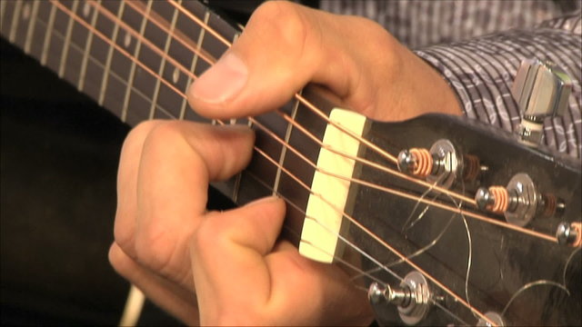 музыкант играет на гитаре