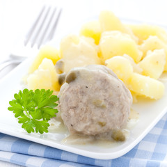 Kapernklops und Kartoffeln
