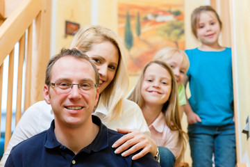 Familie zu Hause auf der Treppe