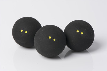 tr&ecirc;s bolas de squash