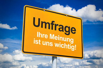 Ortsschild mit Umfrage