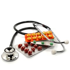 Stethoskop und Tabletten