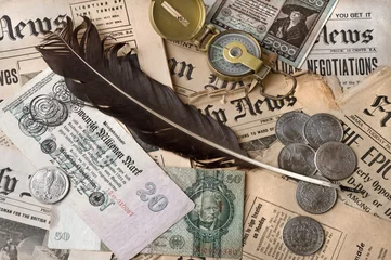 Photo sur Plexiglas Journaux argent ancien, plume et vieux journaux