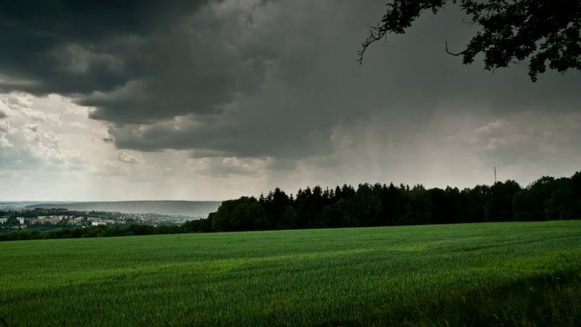 &Uuml;berziehendes Gewitter