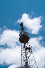 Телевизионная башня на фоне неба
